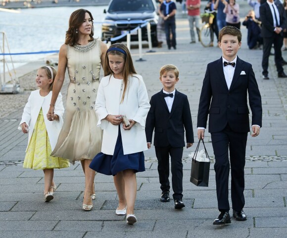 LIK GJENG: Tvillingene speiler sine storesøsken, prinsesse Isabella og prins Christian. Her er de fotografert på vei til fetter prins Nikolais 18-årsfeiring høsten 2017. Foto: NTB scanpix LIK GJENG: Tvillingene speiler sine storesøsken, prinsesse Isabella og prins Christian. Her er de fotografert på vei til fetter prins Nikolais 18-årsfeiring høsten 2017. Foto: NTB scanpix